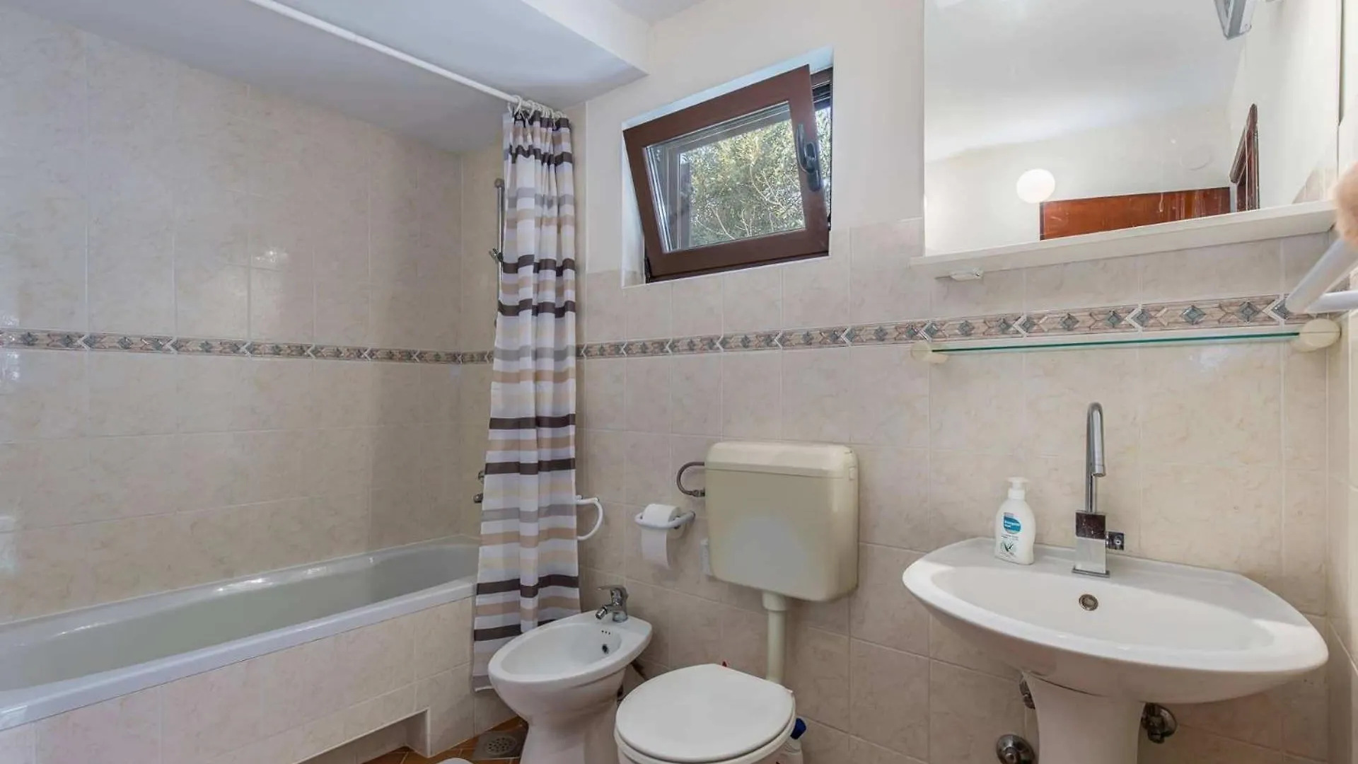 Apartments By The Sea Njivice, Krk - 21868 0*, Njivice Croatia